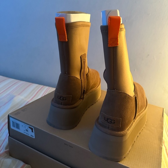 UGGS - Picture 4 of 5